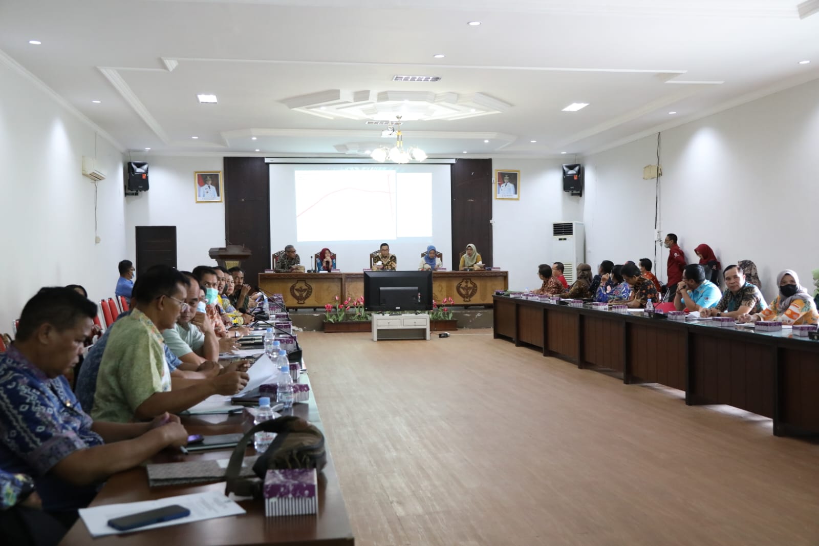 Harapkan Peningkatan Ekonomi Nelayan dan Petani, Asisten Ekbang Leonard S. Ampung pimpin Rapat Finalisasi PEDA Tingkat Prov. Kalteng