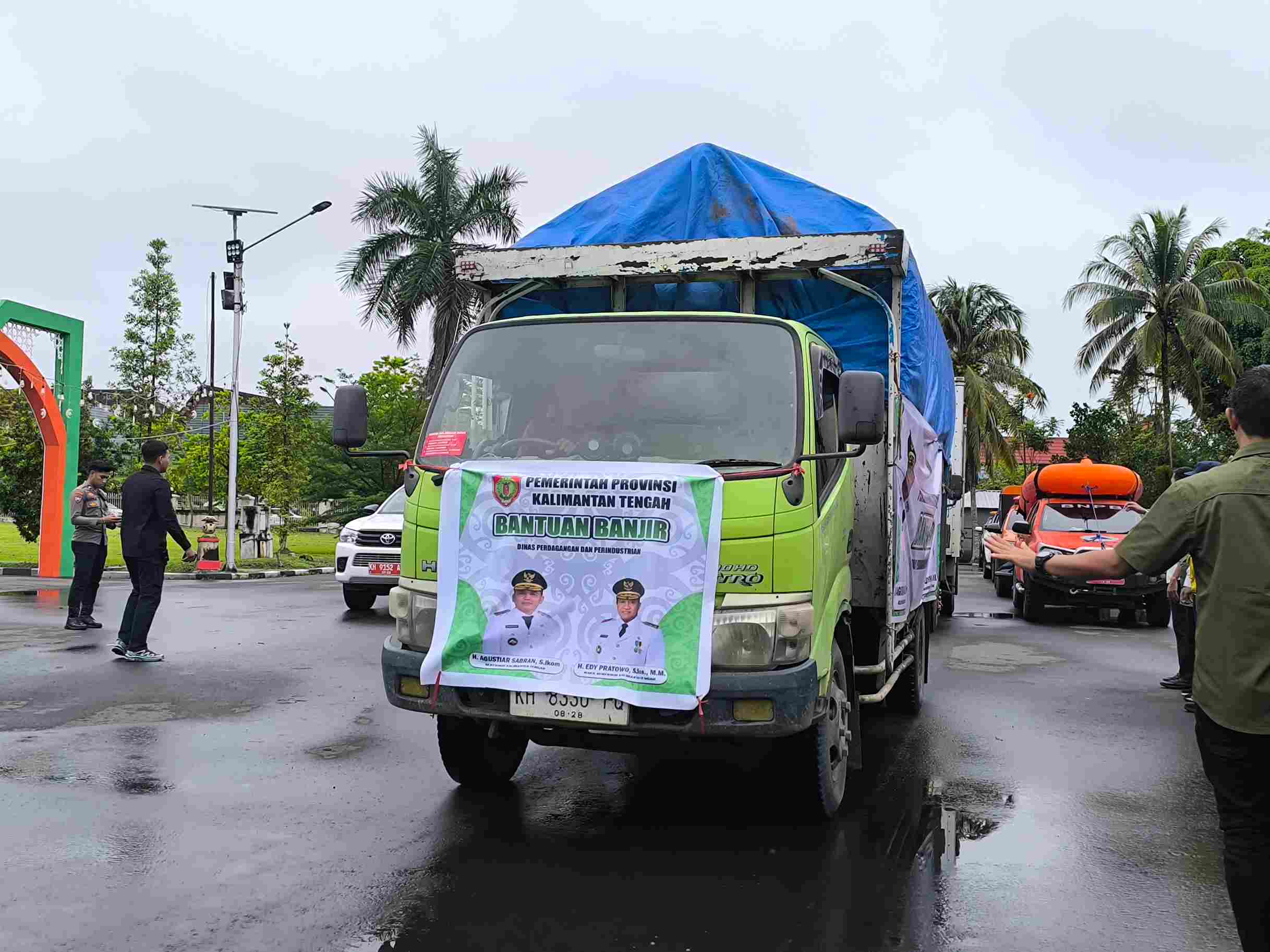 Gubernur Kalteng Lepas Bantuan Darurat Banjir Barito, Kasat Pol PP Kalteng Siap Kawal Distribusi Hingga Tepat Sasaran
