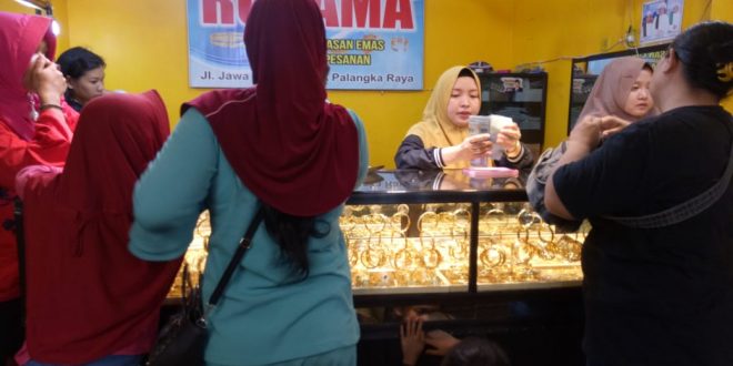 Jelang Lebaran Pedagang Emas Raup Keuntungan