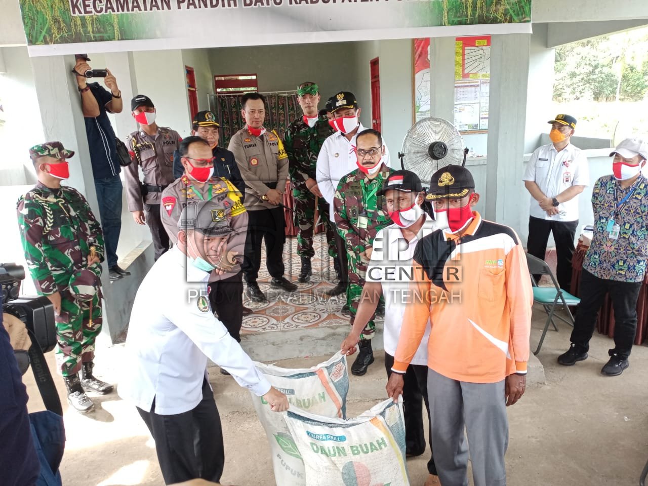 Sekda Kalteng Bersama Kapolda Kalteng Dan Danrem Pantau Secara Langsung Pelaksanaan Rapid Test Masal Covid-19 Di Pasar Danau Mare Kapuas