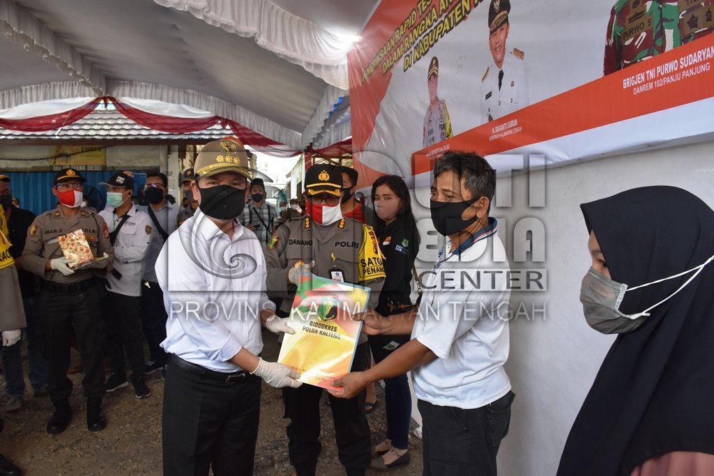 Warga Kapuas Ikuti Rapid Tes Massal