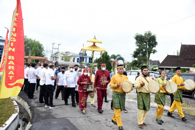 Tiba di Pangkalan Bun, Pj Bupati Kobar Disambut dengan Upacara Adat Tampung Tawar