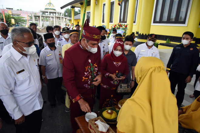 Tiba di Pangkalan Bun, Pj Bupati Kobar Disambut dengan Upacara Adat Tampung Tawar