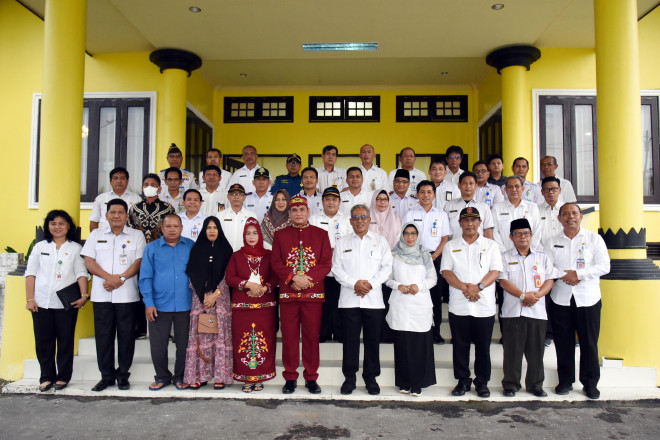 Tiba di Pangkalan Bun, Pj Bupati Kobar Disambut dengan Upacara Adat Tampung Tawar