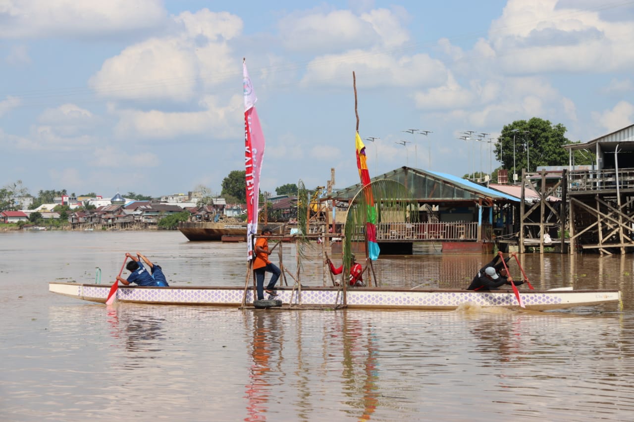 Masyarakat Antusias Saksikan Lomba Besei Kambe di Bawah Jembatan Kahayan Kota Palangka Raya