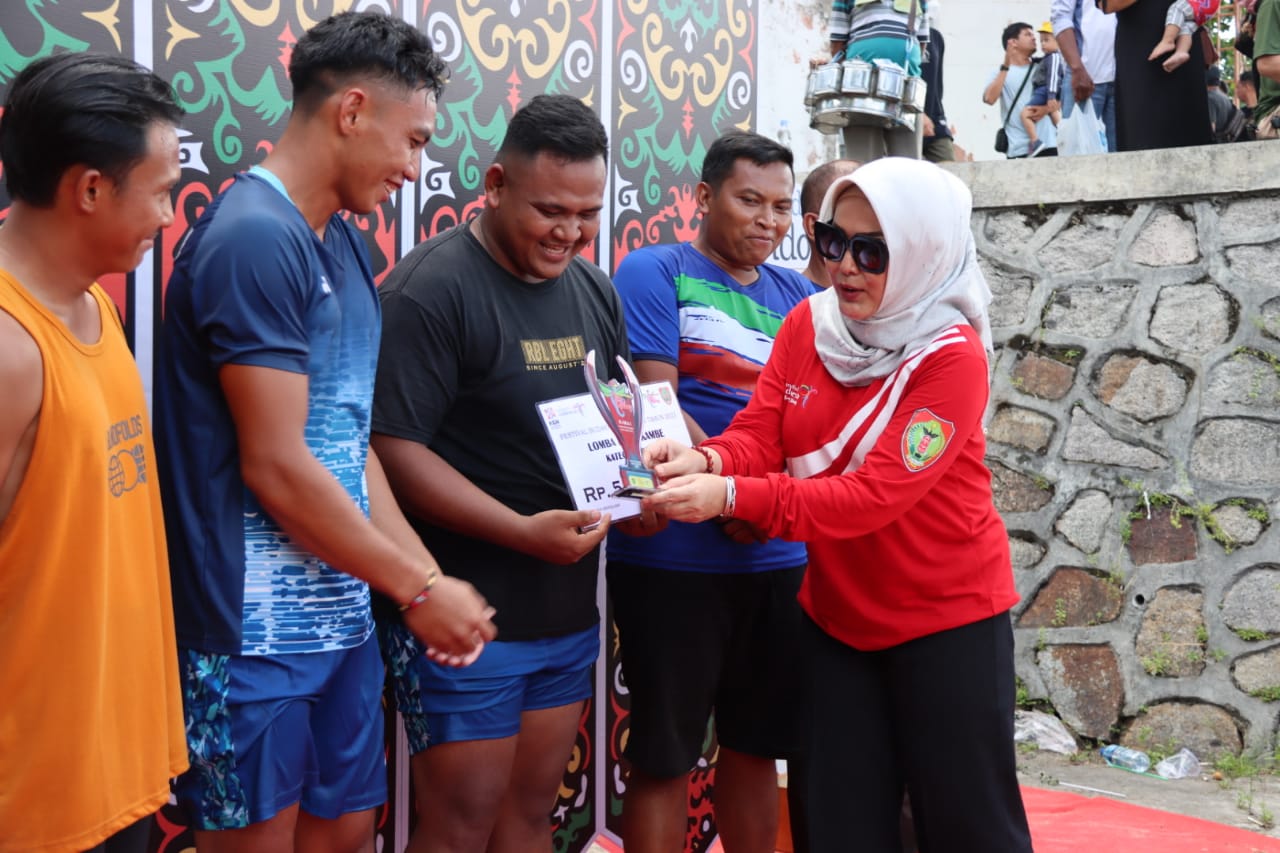 Masyarakat Antusias Saksikan Lomba Besei Kambe di Bawah Jembatan Kahayan Kota Palangka Raya