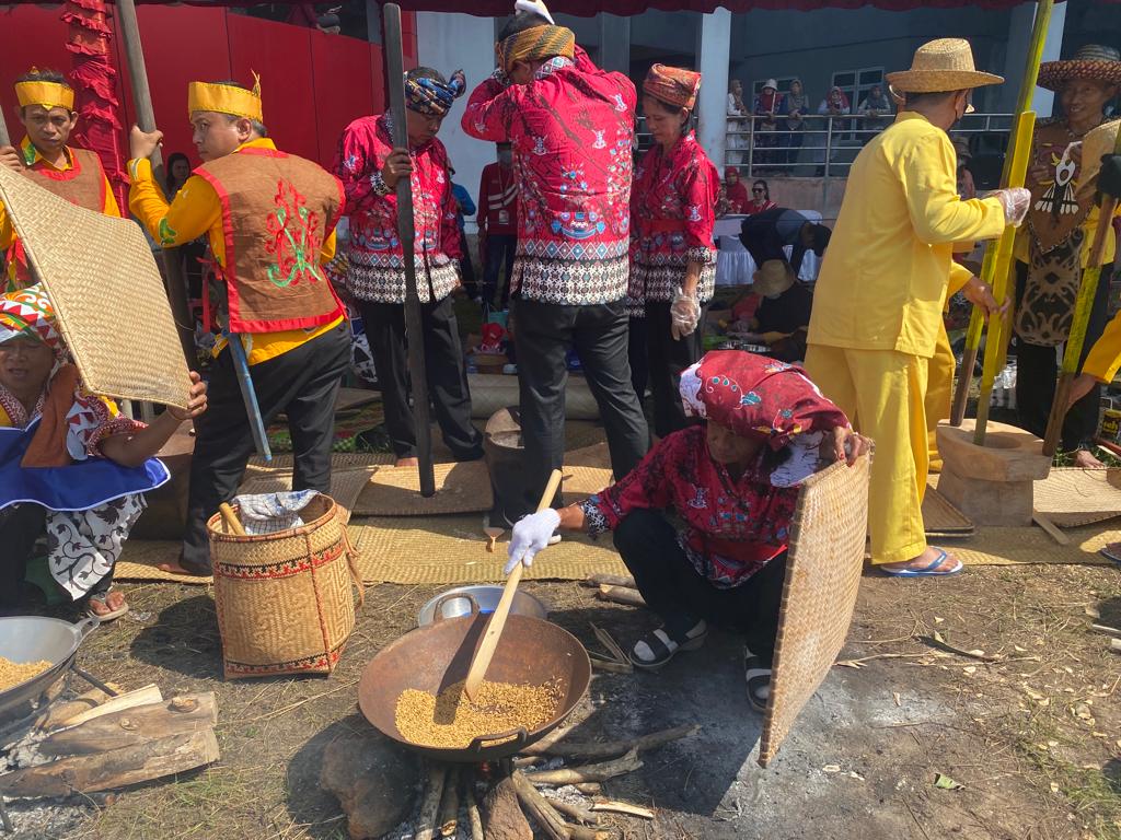 Pengenalan Tradisi Leluhur Dayak Kalteng melalui Lomba Mangenta 
