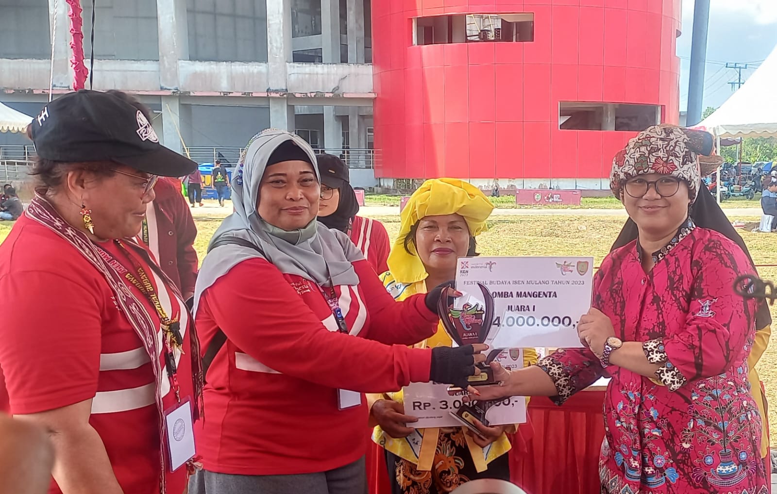 Pengenalan Tradisi Leluhur Dayak Kalteng melalui Lomba Mangenta 