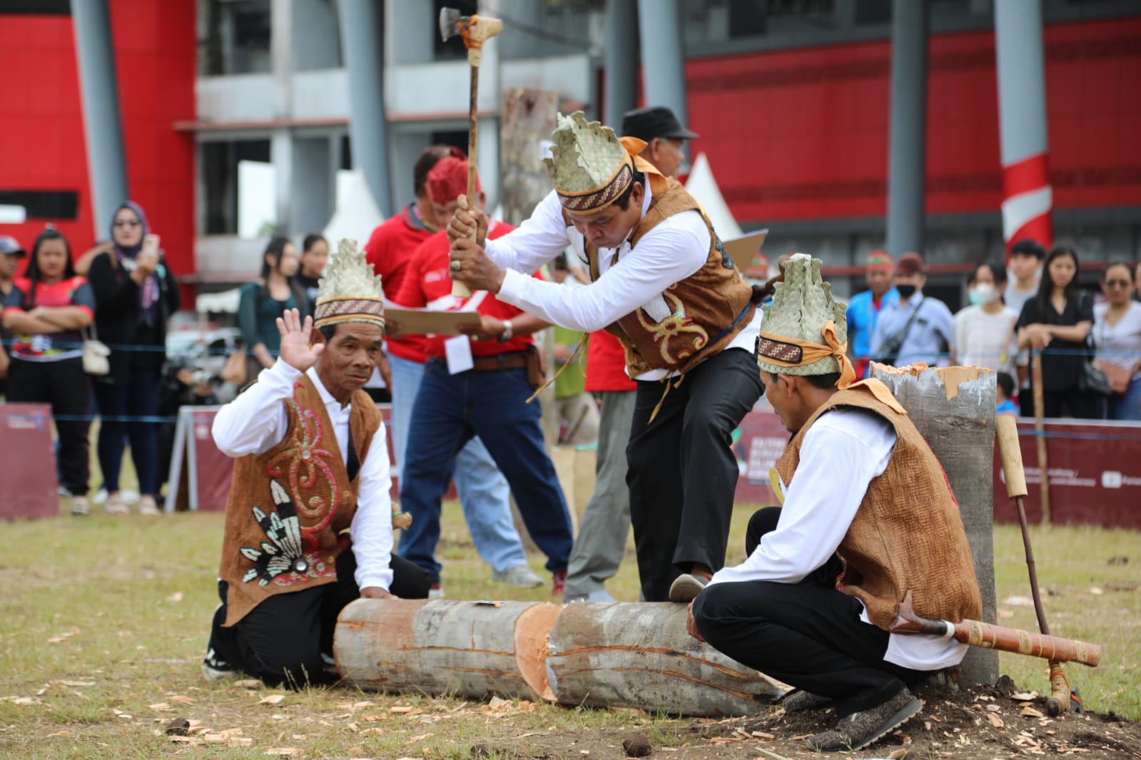 Lomba Maneweng, Manetek, Tuntang Manyila Kayu Meriahkan Festival Budaya Isen Mulang 2023