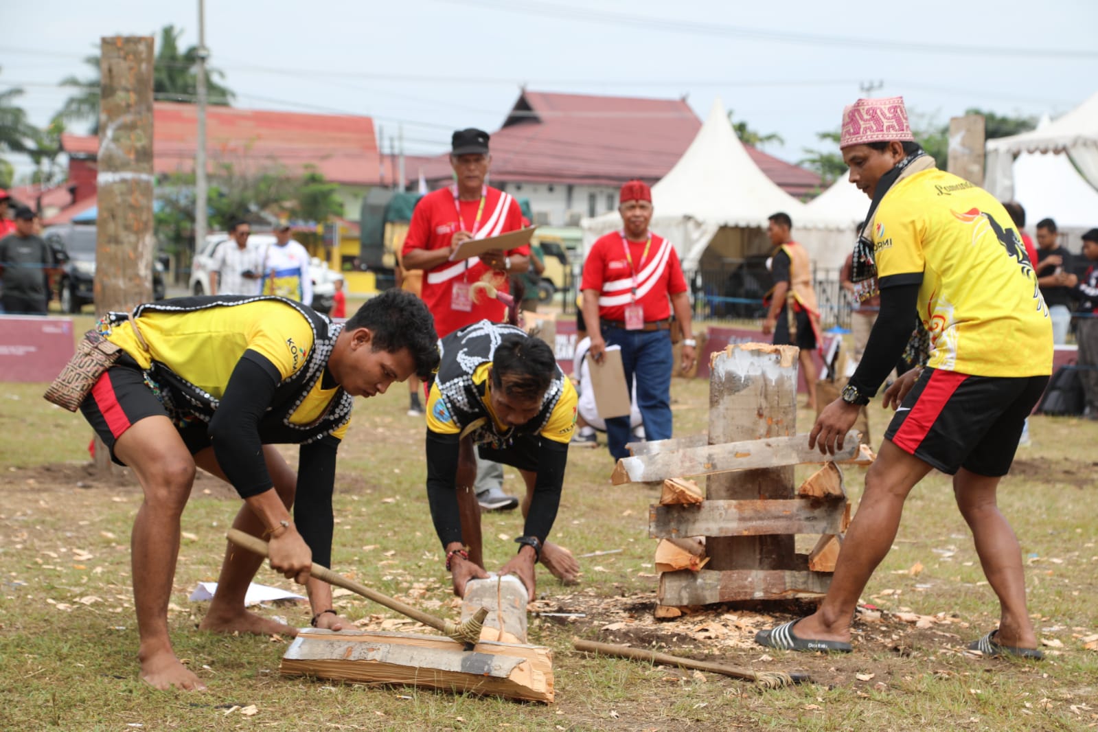 Lomba Maneweng, Manetek, Tuntang Manyila Kayu Meriahkan Festival Budaya Isen Mulang 2023
