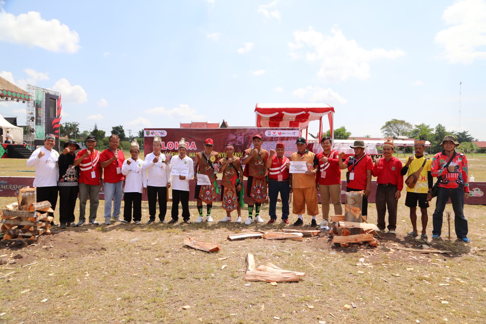 Lomba Maneweng, Manetek, Tuntang Manyila Kayu Meriahkan Festival Budaya Isen Mulang 2023