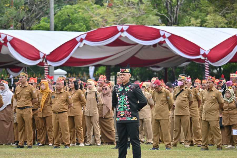 Plt. Kadisdik Jalankan Tugas Sebagai Komandan Upacara Peringatan Hari Jadi ke-67 Provinsi Kalimantan Tengah