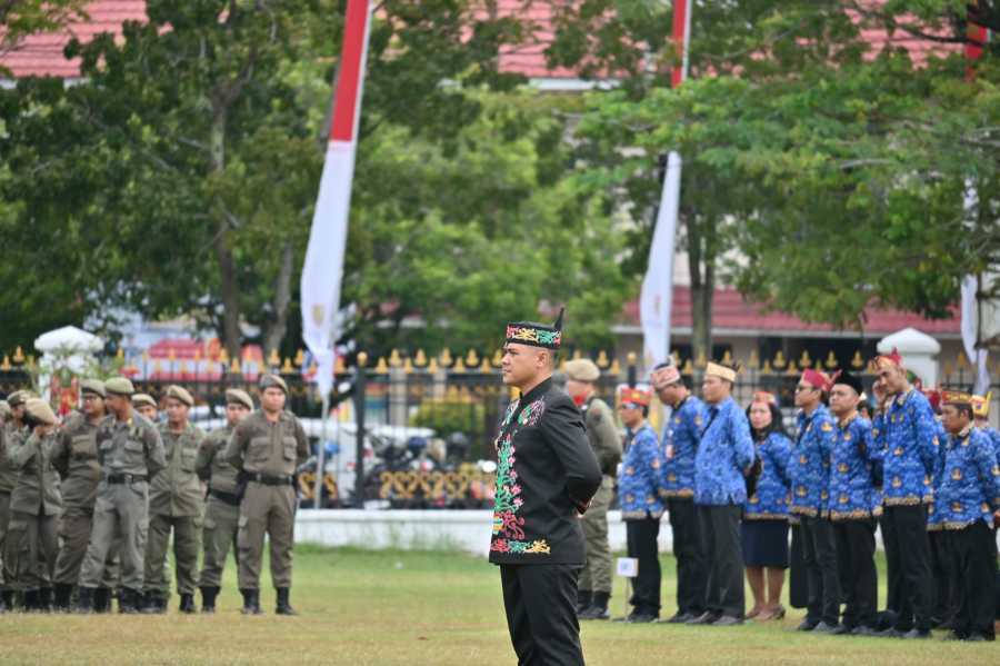 Plt. Kadisdik Jalankan Tugas Sebagai Komandan Upacara Peringatan Hari Jadi ke-67 Provinsi Kalimantan Tengah