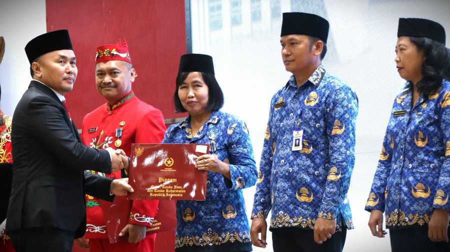 BKD Prov. Kalteng Selenggarakan Penyerahan Tanda Kehormatan Satyalancana Karya Satya
