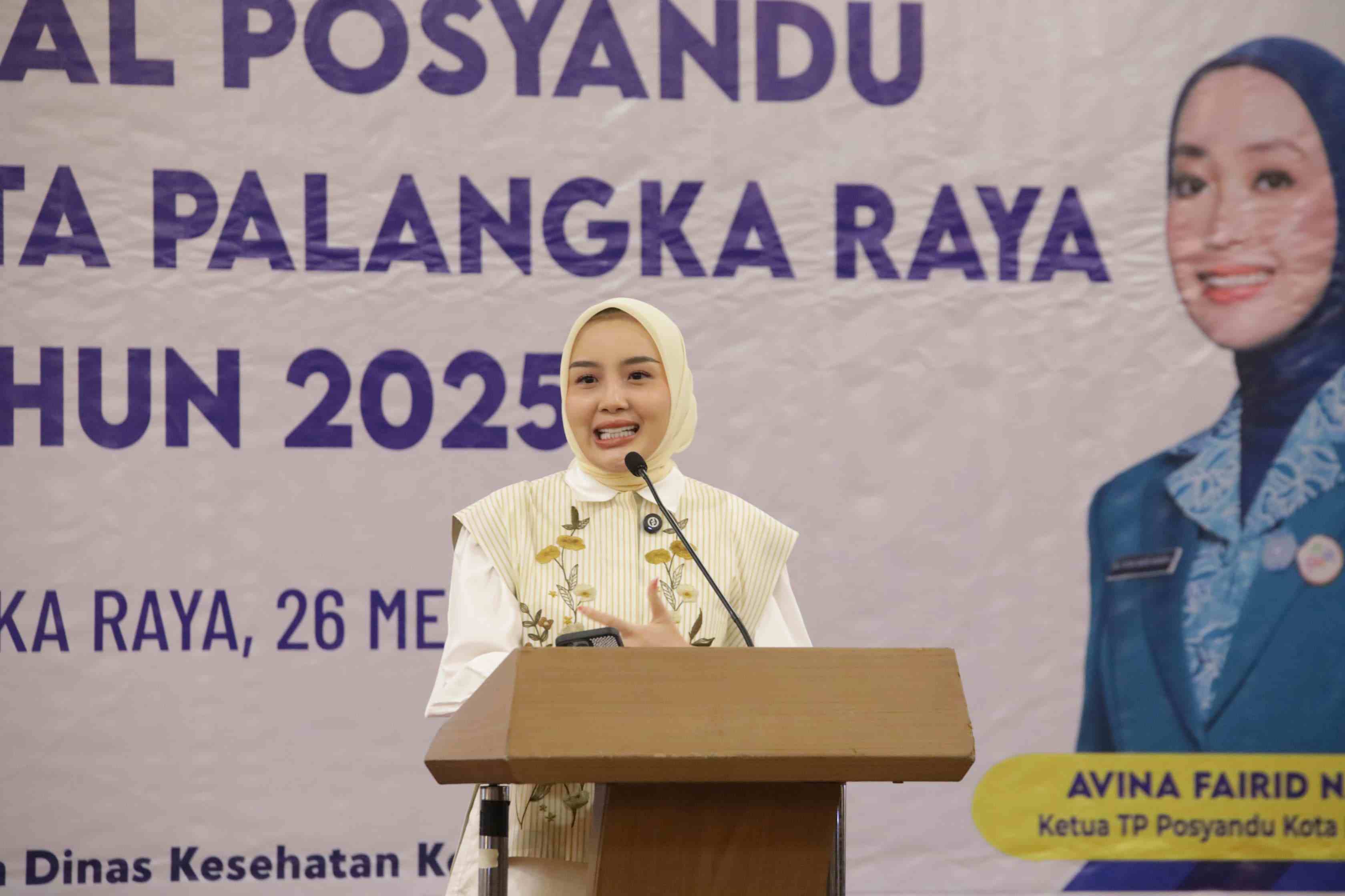Kepala Dinas PMD Prov. Kalteng Sampaikan Paparan pada Pertemuan Advokasi Pokjanal Posyandu Tingkat Kota Palangka Raya Tahun 2025