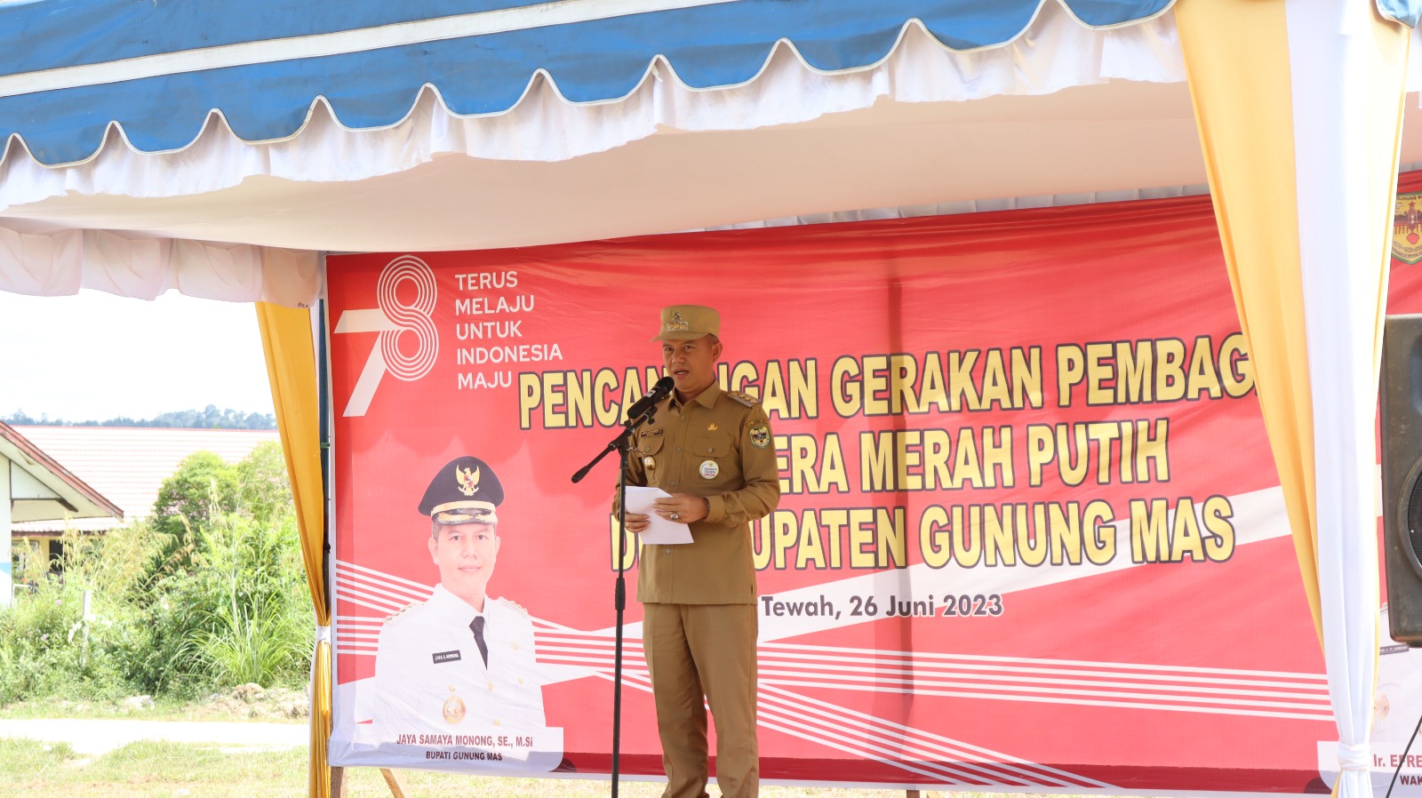 Bupati Gumas Serahkan 1.600 Buah Bendera Merah Putih Secara Simbolis