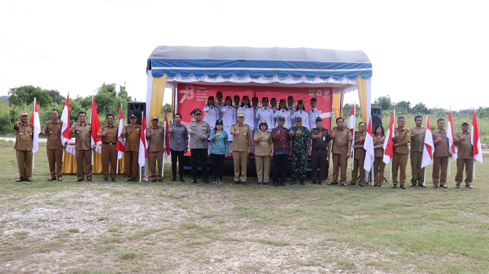 Bupati Gumas Serahkan 1.600 Buah Bendera Merah Putih Secara Simbolis
