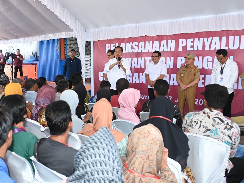 Presiden RI Joko Widodo Bersama Gubernur Kalteng Kunjungi Gudang Bulog Buntok