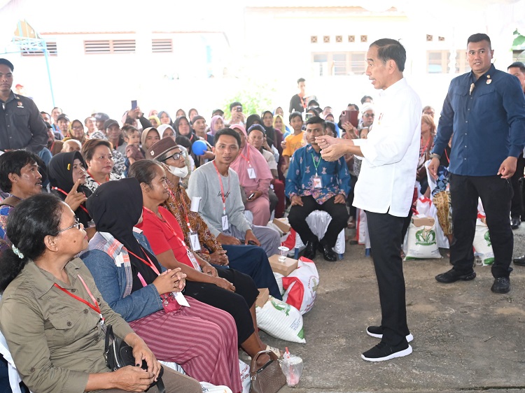 Presiden RI Joko Widodo Bersama Gubernur Kalteng Kunjungi Gudang Bulog Buntok