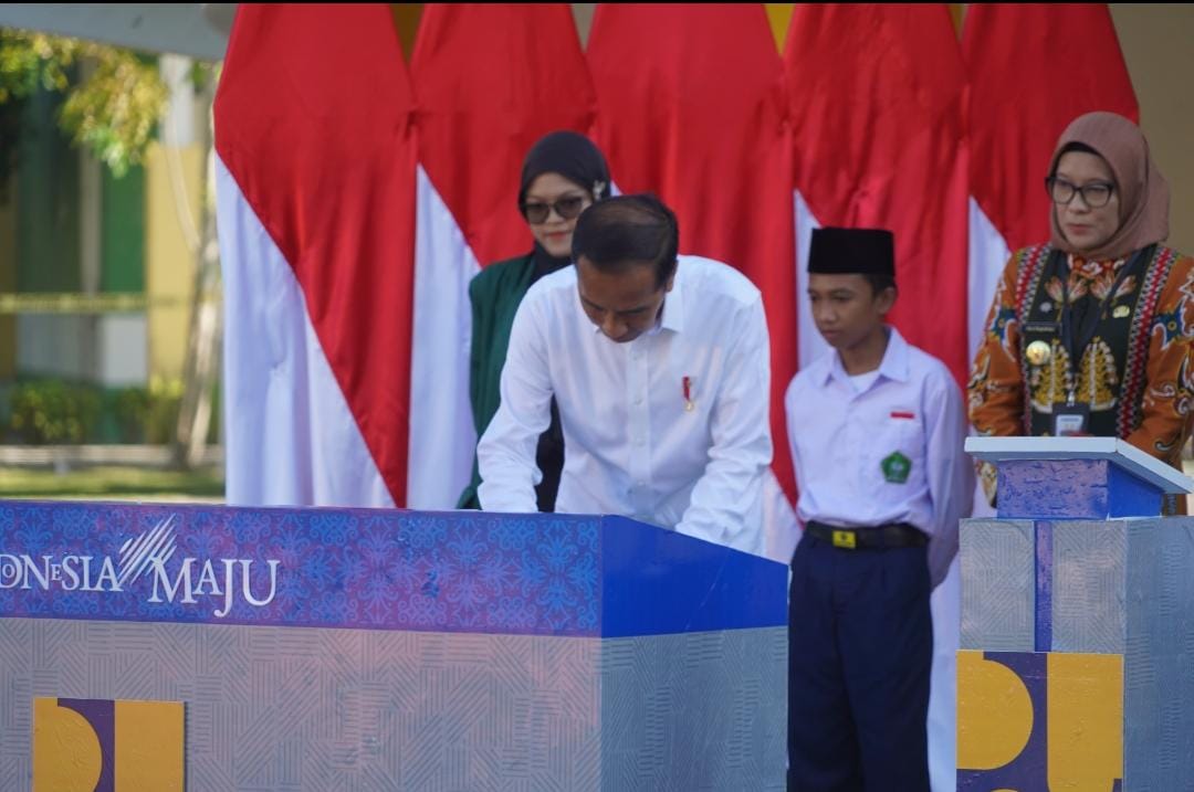 Gubernur Sugianto Sabran Dampingi Presiden Joko Widodo Resmikan Pembangunan, Rehabilitasi dan Renovasi Sapras Pendidikan di Provinsi Kalteng