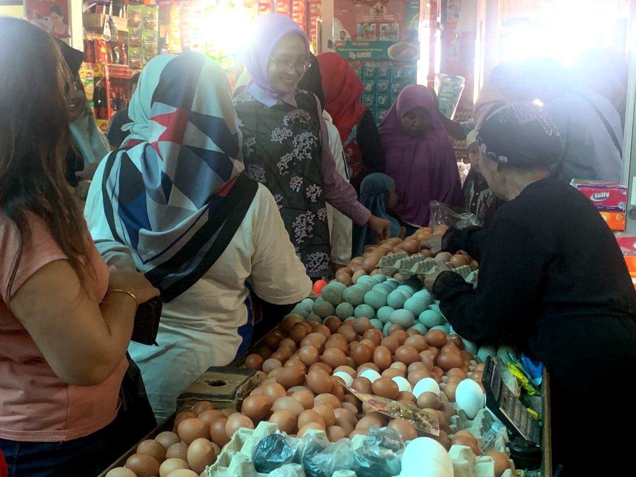 Ketua TP-PKK Ivo Sugianto Sabran Lakukan Pengecekan Harga Bahan Pokok di Pasar Kotawaringin Timur