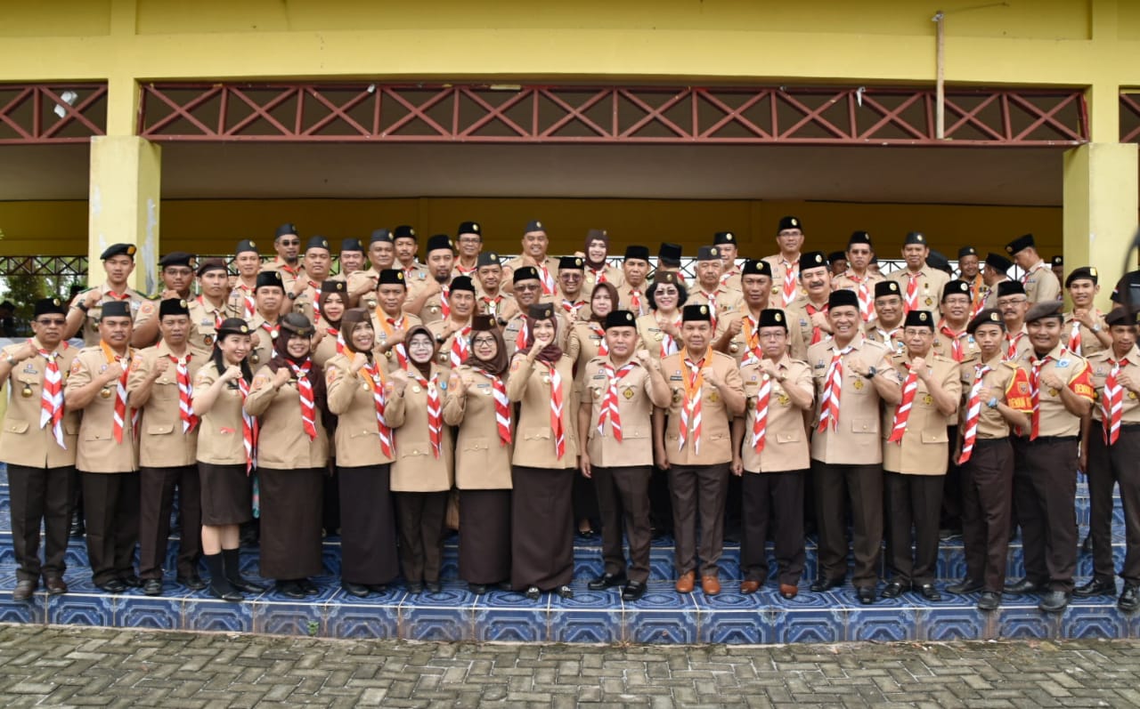 Gubernur Kalteng H. Sugianto Sabran Sematkan Tanda Penghargaan di Hari Pramuka ke-58