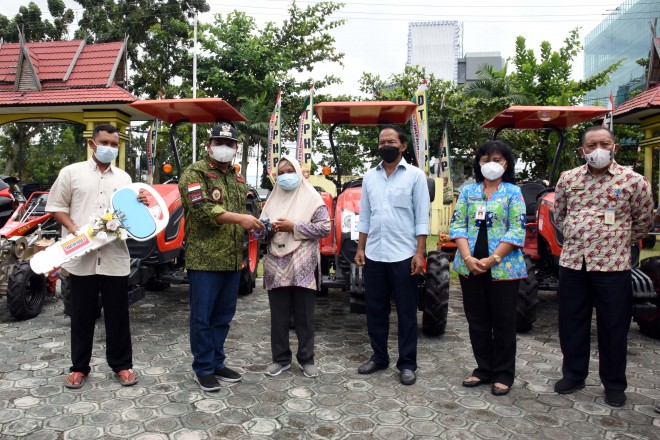 Dua Puluh Delapan Poktan di Kobar Terima Bantuan Alsintan