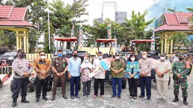Pemkab Kobar Salurkan Bantuan Alsintan kepada Petani