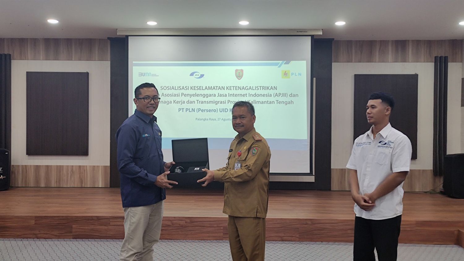 Kadis Nakertarans Prov. Kalteng Ingatkan K3 pada PLN UP3 dan APJII
