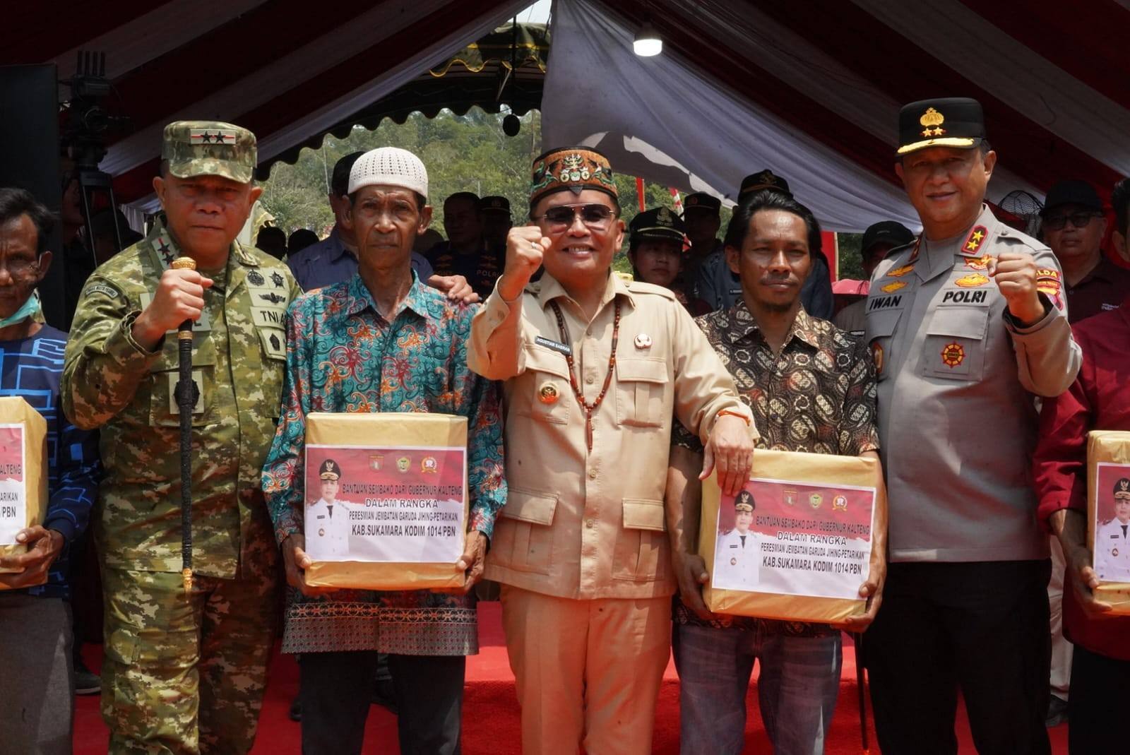 Gubernur Agustiar Sabran Salurkan 250 Paket Sembako melalui Pasar Murah di Sukamara   