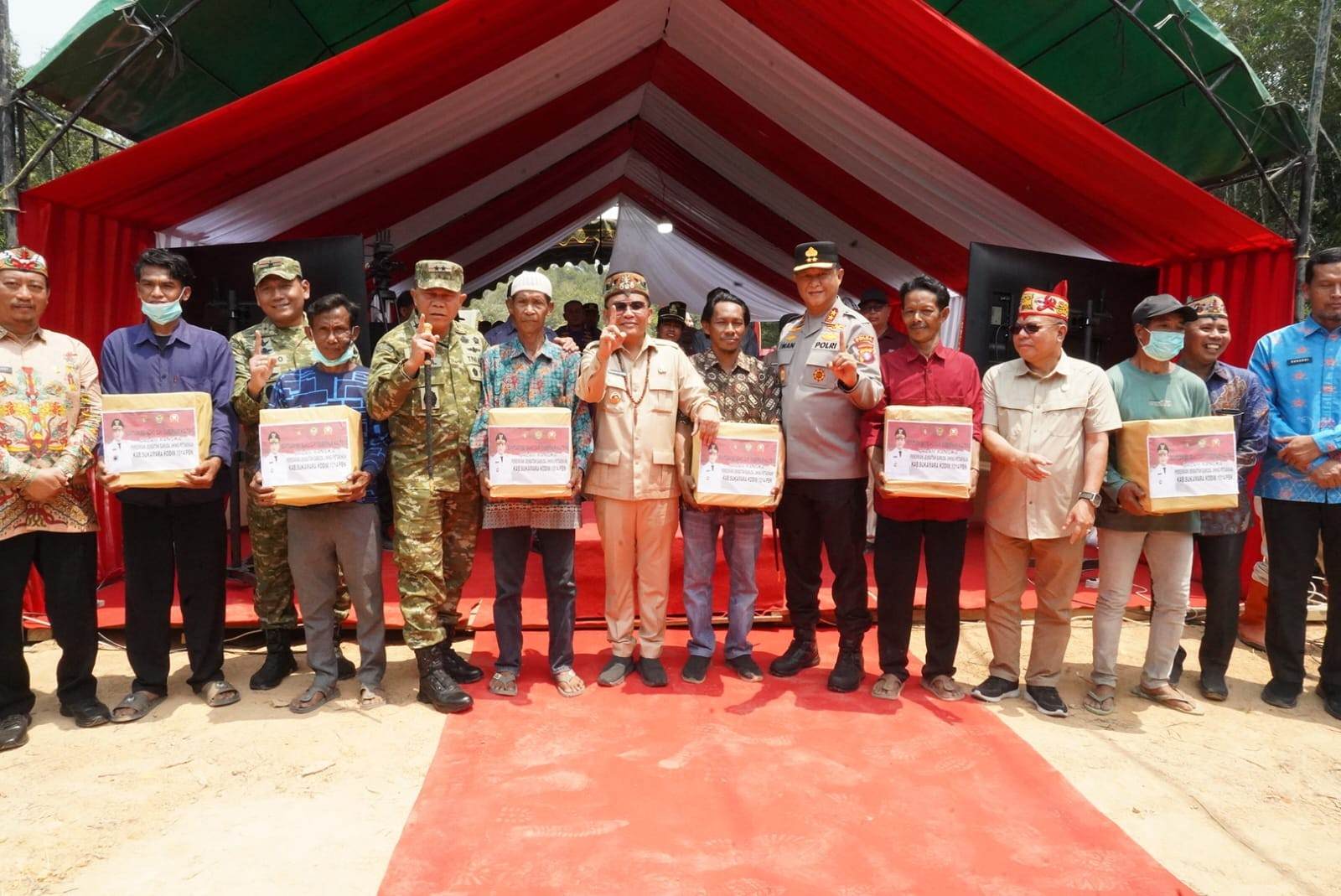 Gubernur Agustiar Sabran Salurkan 250 Paket Sembako melalui Pasar Murah di Sukamara   