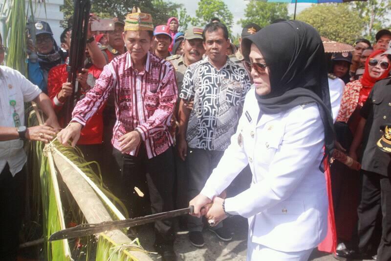 Potong Pantan Sebagai Awal Penyambutan Bupati Dan Wakil Bupati Seruyan