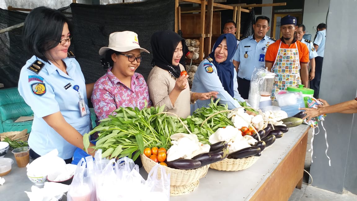 KADIV PEMASYARAKATAN UNTUK LAKSANAKAN PANEN TOMAT DAN TERONG DI LAPAS PALANGKA RAYA
