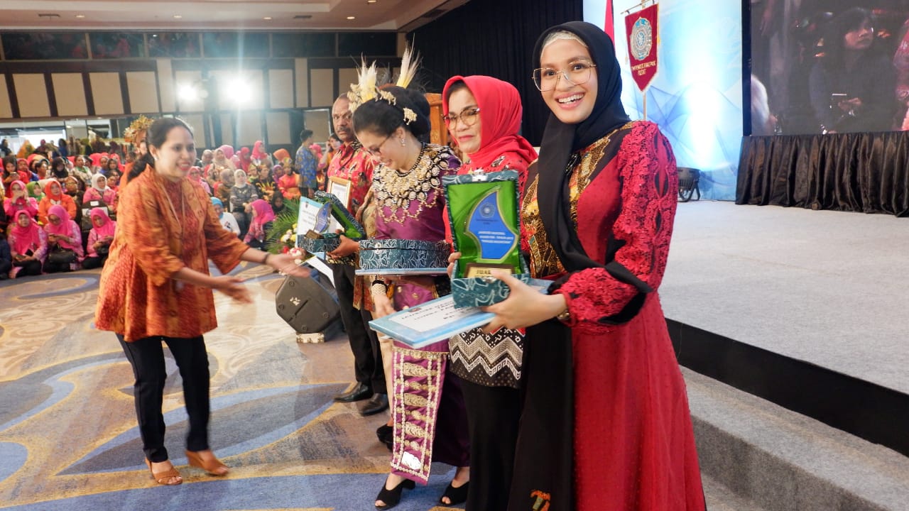 TP-PKK Kalteng Raih Juara III Keunikan Regu Parade Nusantara di Jambore Nasional 