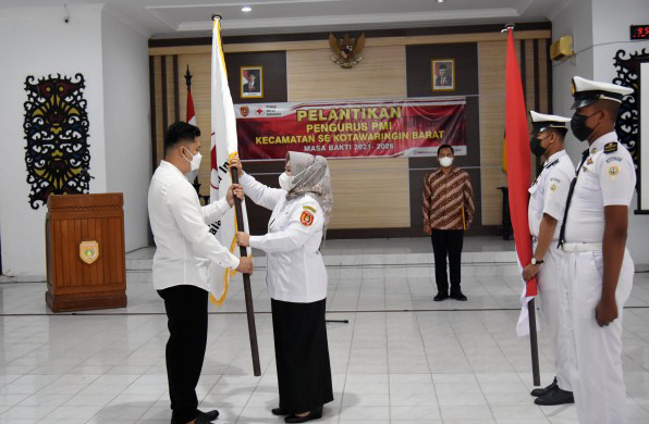 Bupati Hj Nurhidayah Lantik Pengurus PMI Kecamatan se-Kobar