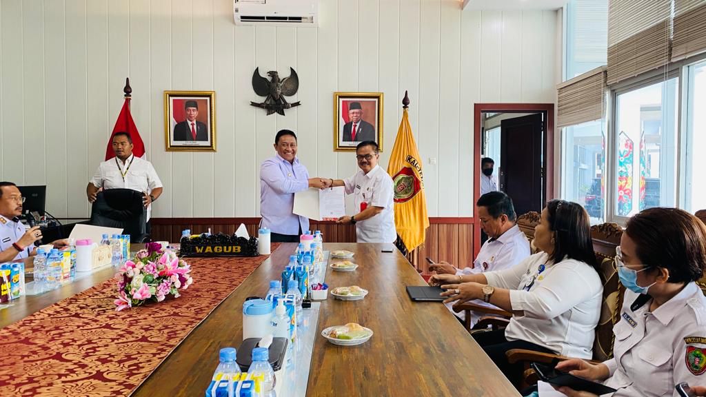 Wagub Edy Pratowo Serahkan Surat Pelaksana Harian Beberapa Perangkat Daerah Lingkup Pemprov Kalteng