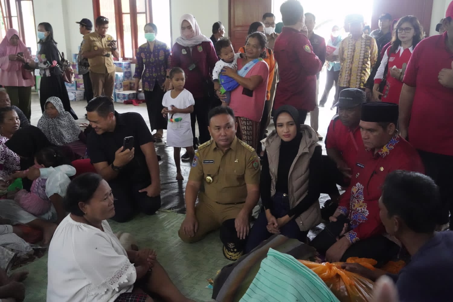 Tinjau Pengungsian Banjir GOR Remaja Desa Kumpai Batu Atas, Gubernur Sugianto Sabran  Tegaskan Jangan Ada Warga Kelaparan