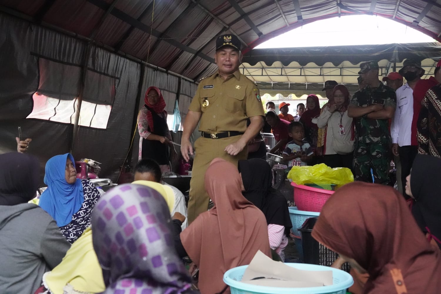 Tinjau Pengungsian Banjir GOR Remaja Desa Kumpai Batu Atas, Gubernur Sugianto Sabran  Tegaskan Jangan Ada Warga Kelaparan
