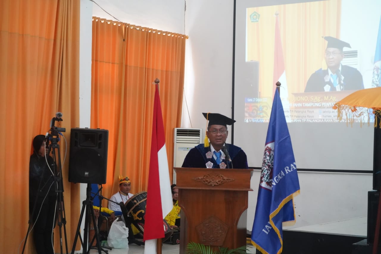 Sahli Gubernur Bidang Ekonomi Keuangan dan Pembangunan Yuas Elko Hadiri Pelaksanaan Wisuda IV Sarjana dan Pascasarjana IAHN Tampung Penyang Palangka Raya