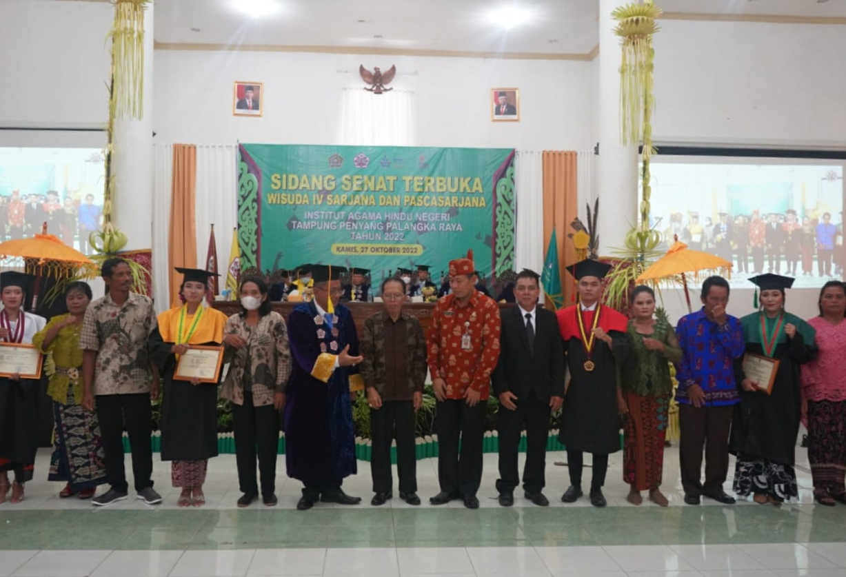 Sahli Gubernur Bidang Ekonomi Keuangan dan Pembangunan Yuas Elko Hadiri Pelaksanaan Wisuda IV Sarjana dan Pascasarjana IAHN Tampung Penyang Palangka Raya