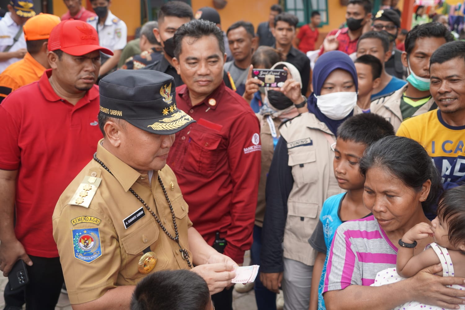 Gubernur Sugianto Sabran Tinjau Langsung Pengungsian Banjir di Puskesmas Natai Palingkau, Kobar