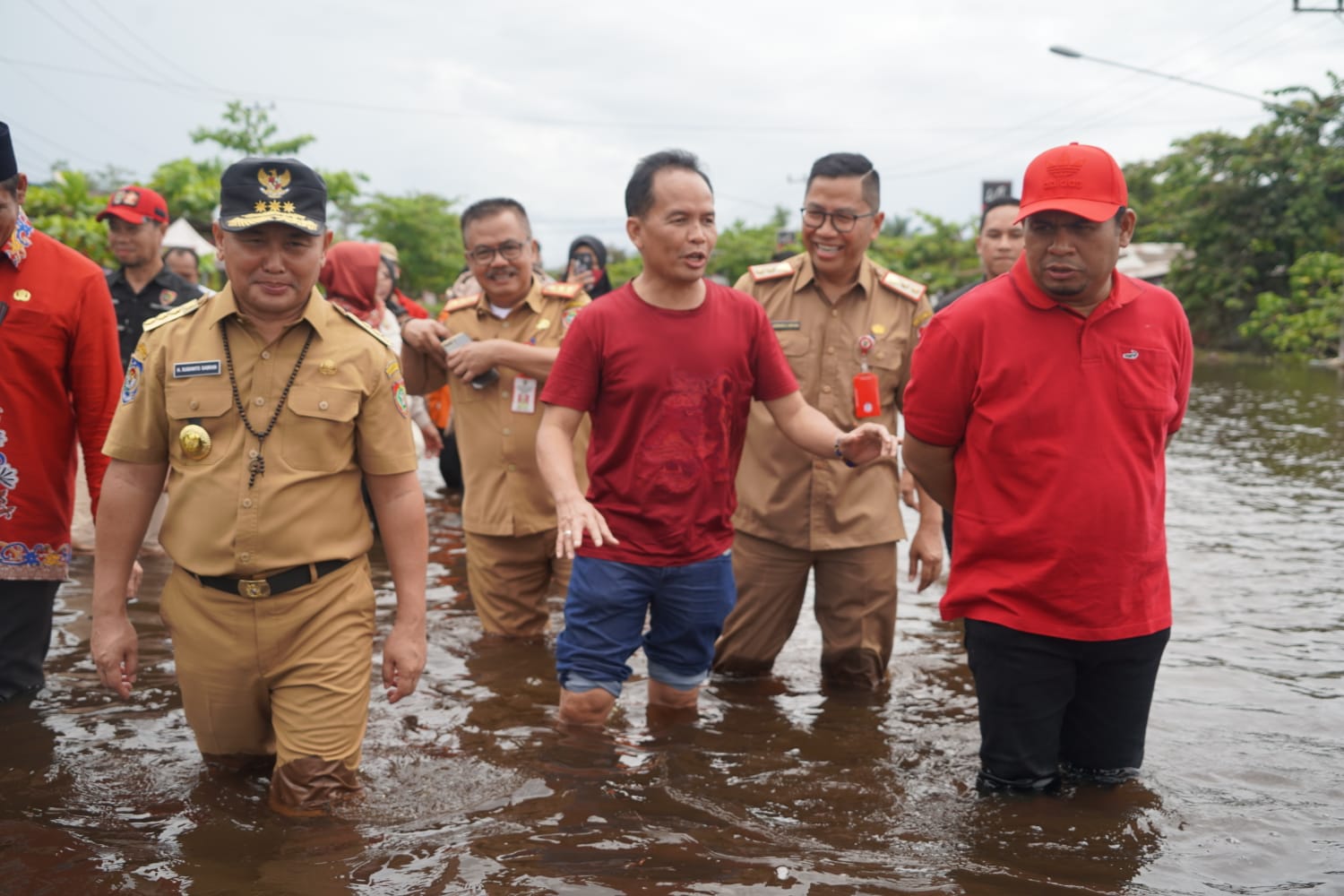 Gubernur Sugianto Sabran Ingatkan Bupati / Wali Kota Perhatikan Kesehatan Warga Terdampak Banjir