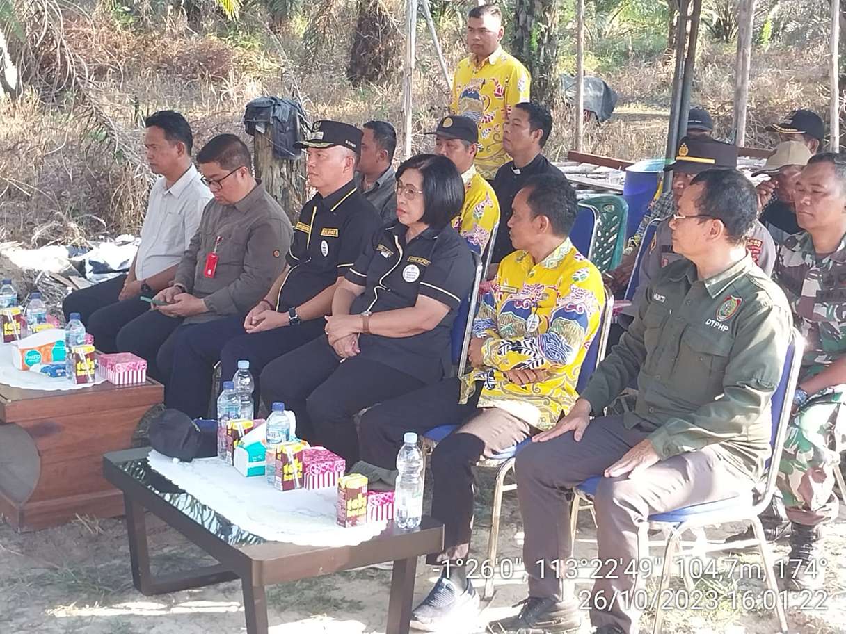 Dinas TPHP Prov. Kalteng Ikuti Panen Cabai Rawit Perdana di Kec. Manuhing