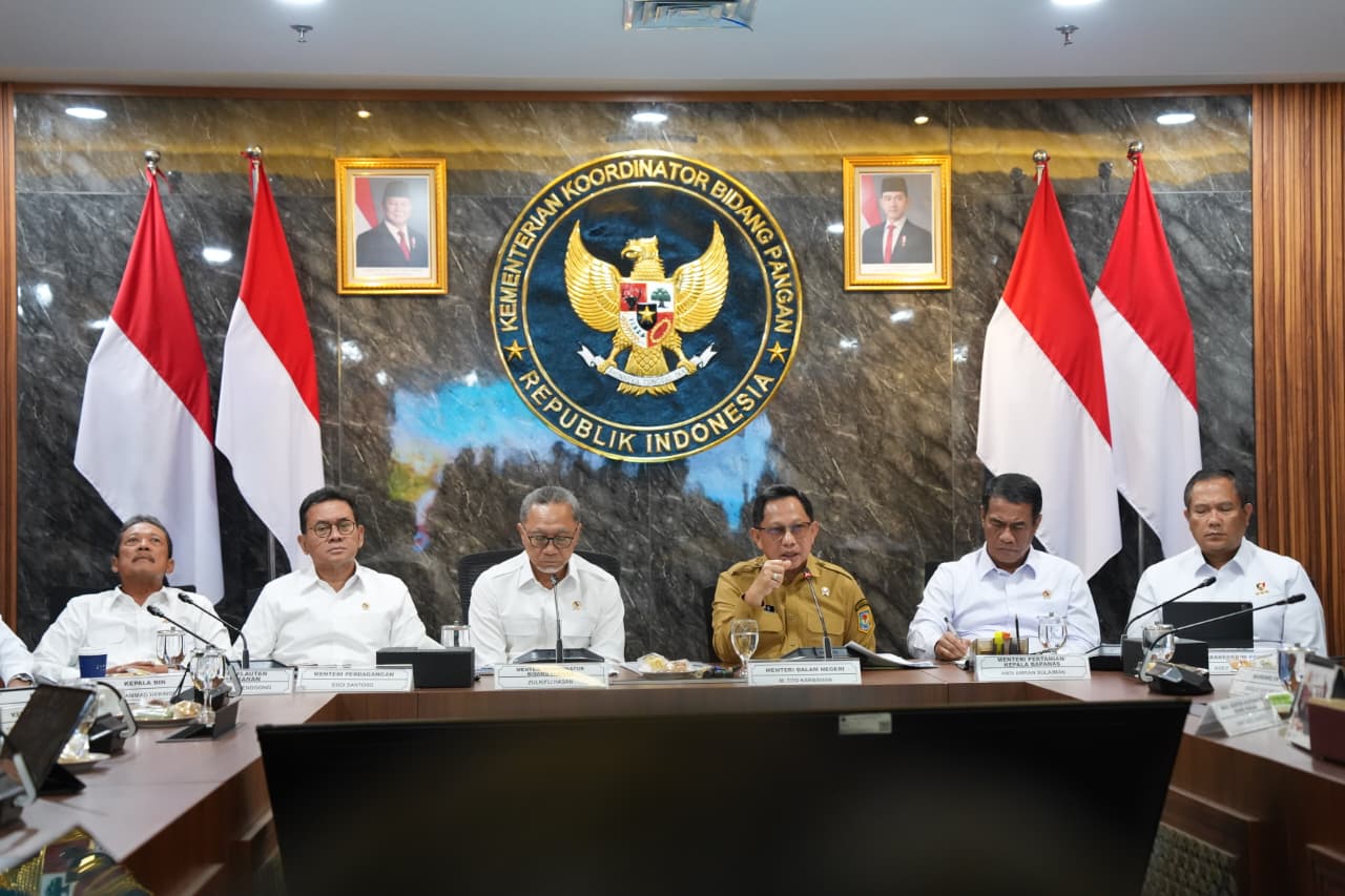 Jelang Natal dan Tahun Baru, Mendagri Tito Tekankan Pentingnya Penyaluran Bansos dan Operasi Pasar