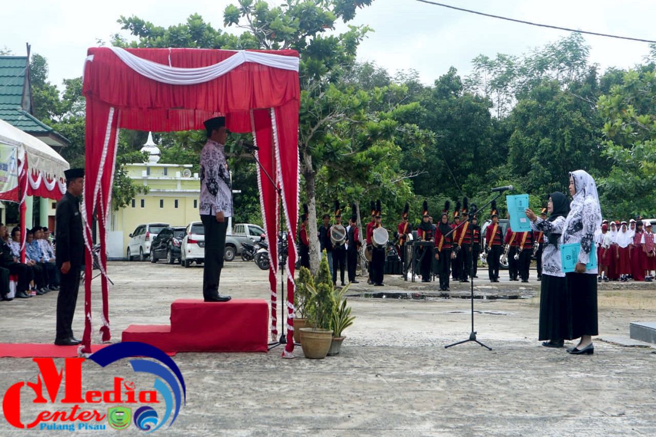 Peringati HUT PGRI Dan HGN, Pelaksanaan Upacara Â Di Halaman Disdik Pulang Pisau