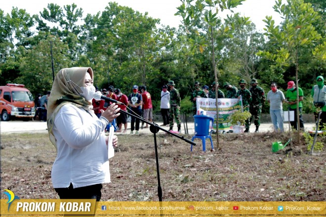 Peringatan Hari Pohon Sedunia, Bupati Hj Nurhidayah Pimpin Penanaman 1.000 Pohon dan Buah Lokal