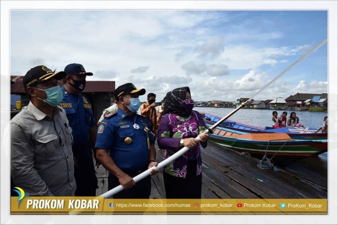 Bupati Kobar Serahkan Bantuan Alat Damkar di Kelurahan Mendawai