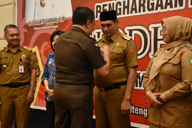 Pj Bupati Kobar Terima Penghargaan Siddhakarya 2022 dari Pemprov Kalteng