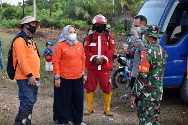 Bupati Hj Nurhidayah Pantau Langsung Penanganan Karhutla di KM 12 Jalan Lintas Kotawaringin Lama