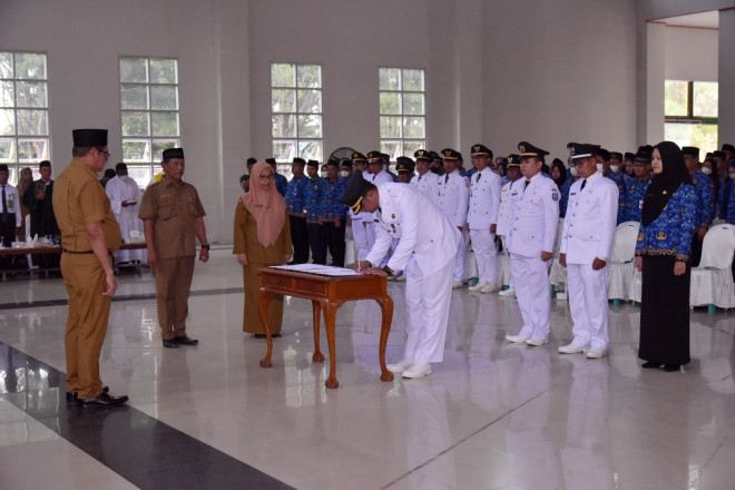 Pj. Bupati Lantik Pejabat Administrator, Pengawas serta Pejabat Fungsional Lingkup Pemkab Kobar